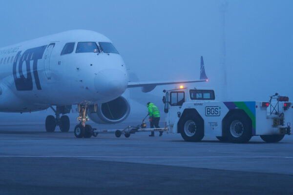 BGS_Aircraft_push-back_and_towing